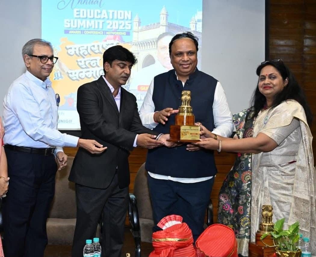 Bipin Gupta receiving award at Annual Education Summit